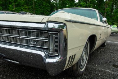 Parkta arka arkaya park etmiş arabalar.