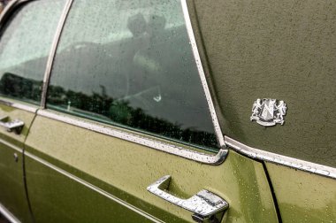 Sokaktaki eski araba.