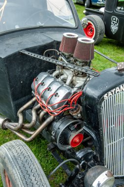 Çimlerin üzerinde eski model bir araba