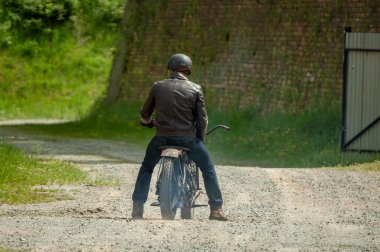 Kırsal yolda bisiklet süren bir adamın dikiz manzarası.