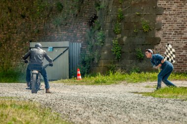 Oğlan ve kız motosiklete biniyor.