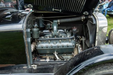 Antika araba motoru kapat.