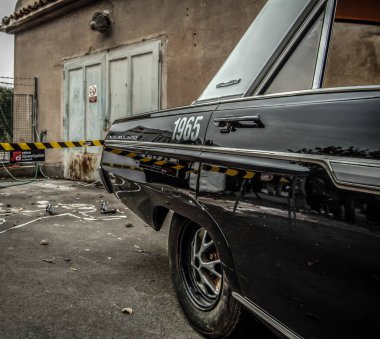 Şehirde terk edilmiş eski bir araba.