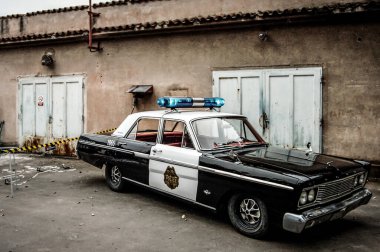 Şehirde terk edilmiş eski bir araba.