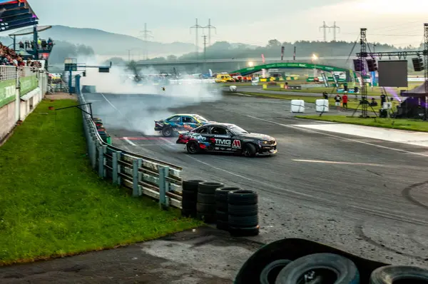 dumanlı araba yarışı