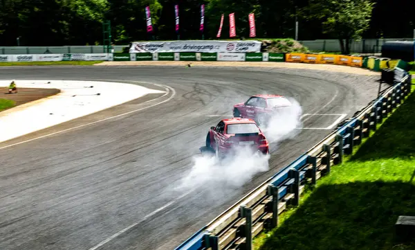 dumanlı araba yarışı