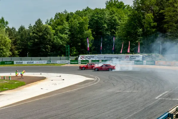 dumanlı araba yarışı