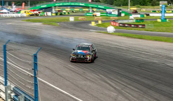 Pistte dumanlı araba yarışı