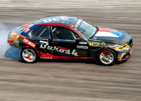 Pistte dumanlı araba yarışı