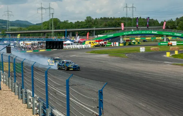 Pistte dumanlı araba yarışı