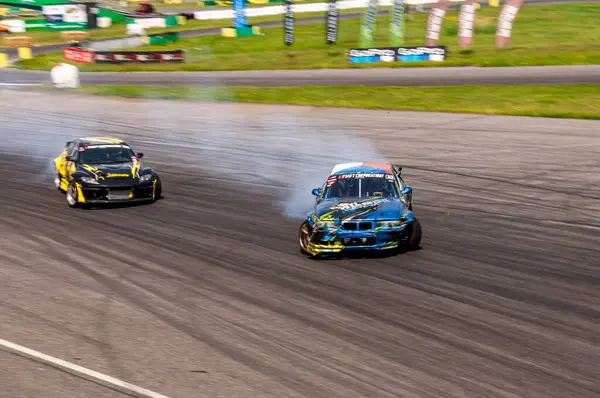 Pistte dumanlı araba yarışı