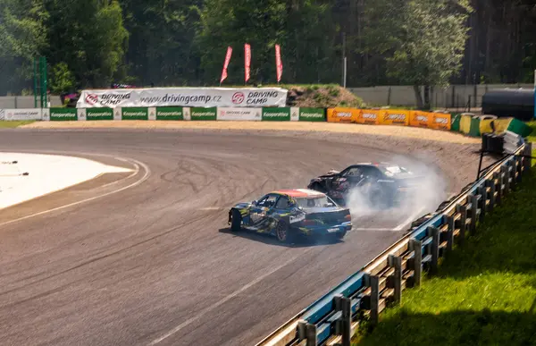 Pistte dumanlı araba yarışı