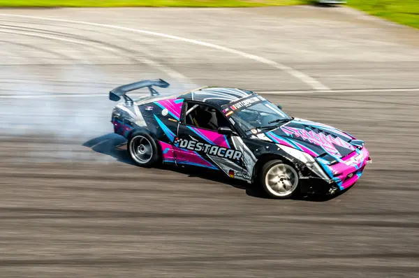 Pistte dumanlı araba yarışı