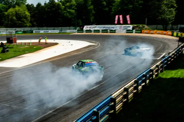 Pistte dumanlı araba yarışı