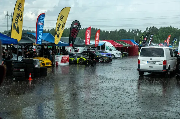 Pistte dumanlı araba yarışı