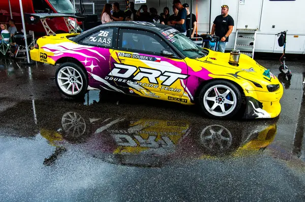 Pistte dumanlı araba yarışı