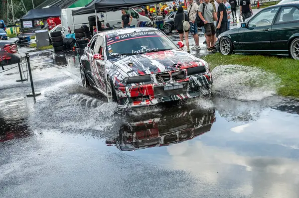 Pistte dumanlı araba yarışı