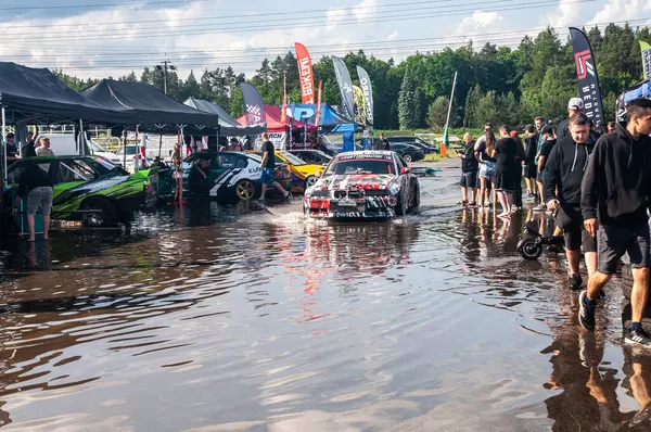 Pistte dumanlı araba yarışı