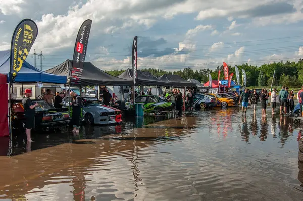 Pistte dumanlı araba yarışı