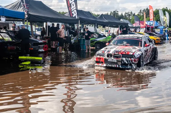 Pistte dumanlı araba yarışı