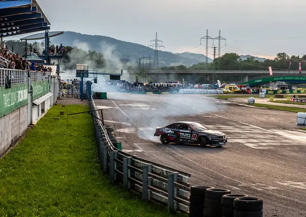 Pistte dumanlı araba yarışı