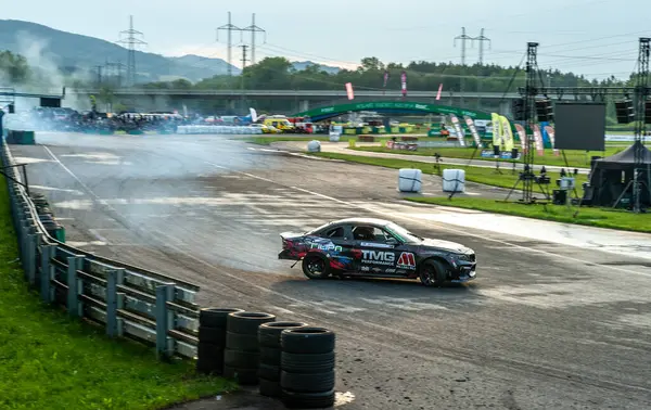 Pistte dumanlı araba yarışı