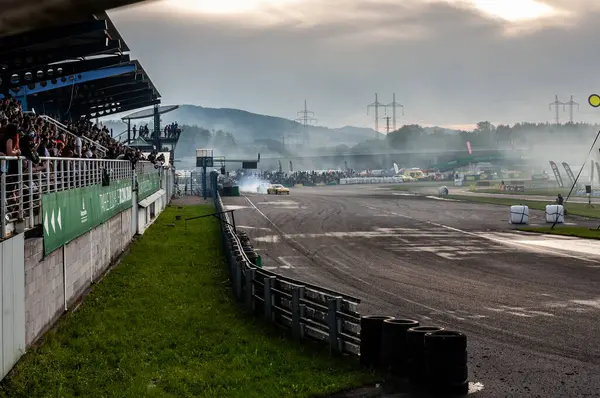 dumanlı araba yarışı