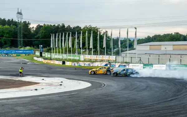 dumanlı araba yarışı