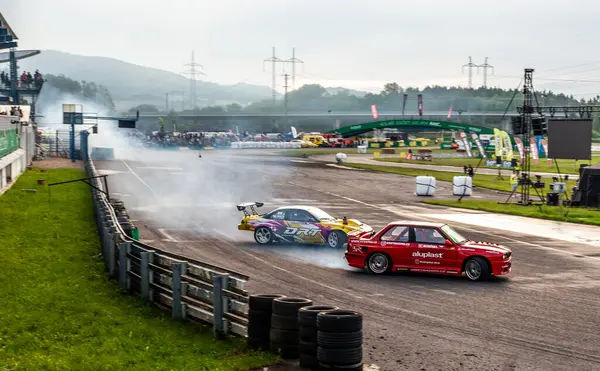 dumanlı araba yarışı