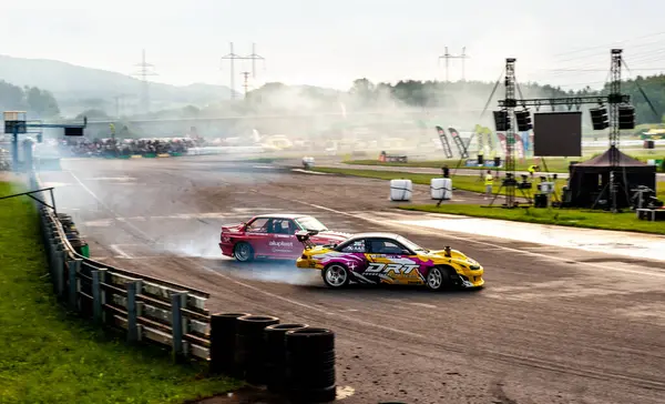 dumanlı araba yarışı