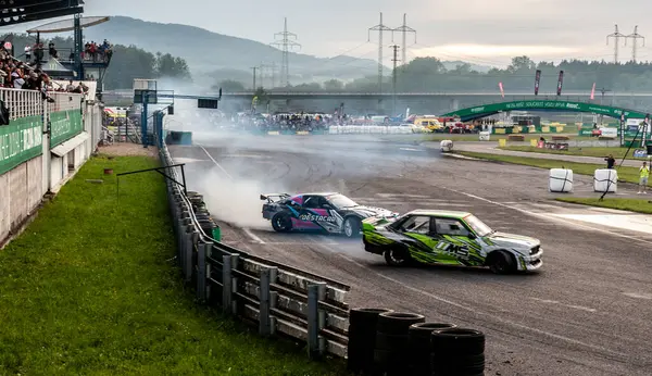 dumanlı araba yarışı