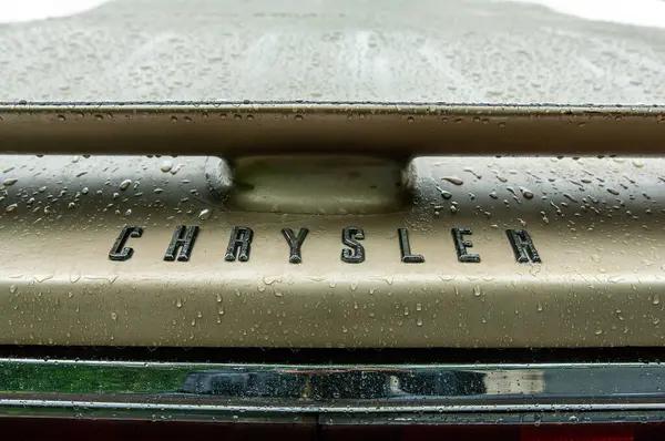 Parkta arka arkaya park etmiş arabalar.