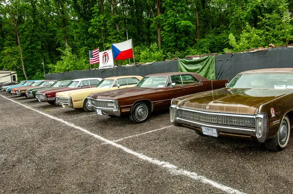 Parkta arka arkaya park etmiş arabalar.