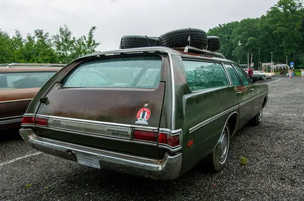 Parkta arka arkaya park etmiş arabalar.