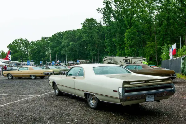 Parkta arka arkaya park etmiş arabalar.