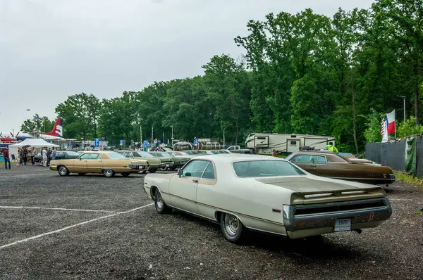 Parkta arka arkaya park etmiş arabalar.