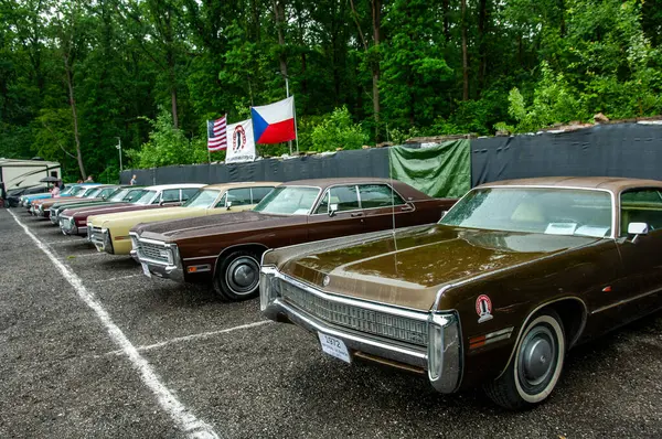 Parkta arka arkaya park etmiş arabalar.