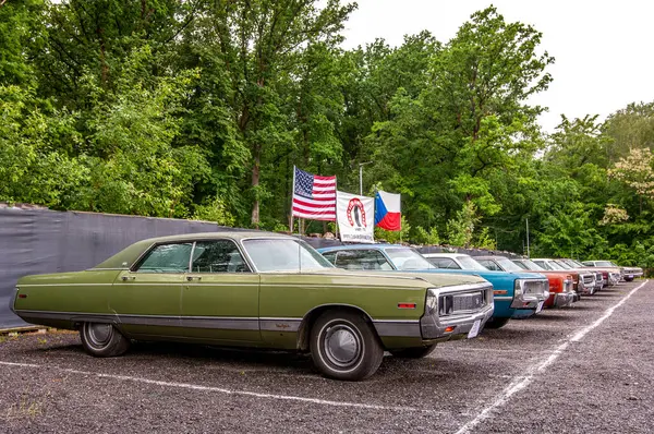 Parkta arka arkaya park etmiş arabalar.