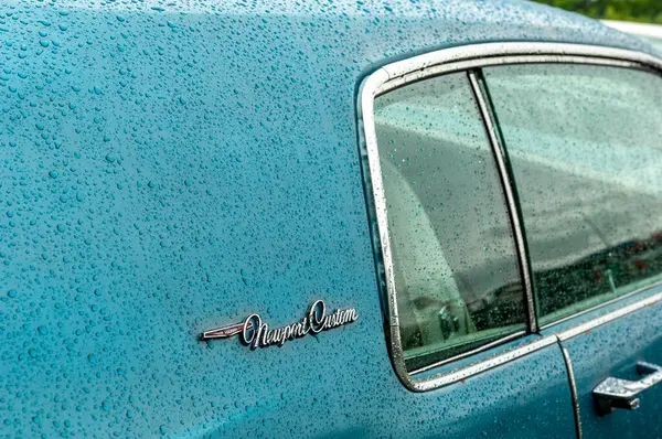 Şehirdeki eski araba.