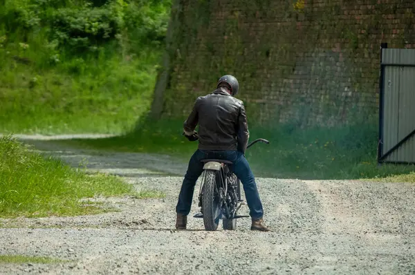 Bisiklet ile genç adam