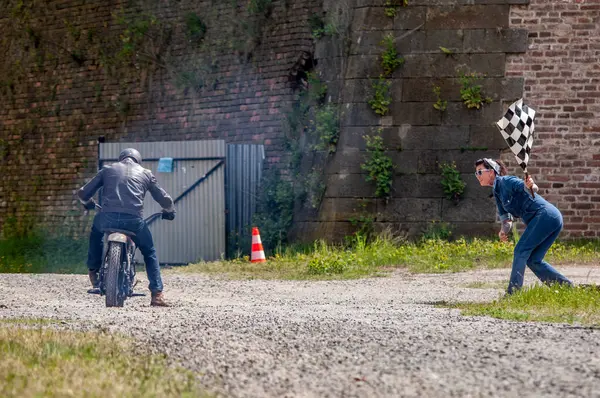 Genç bir kadın bisiklet sürüyor.