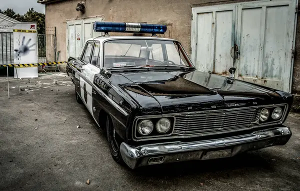 Şehirdeki eski araba.