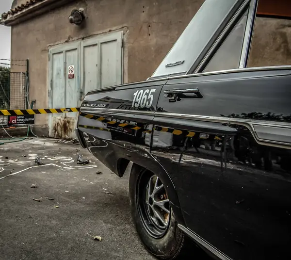 Şehirde terk edilmiş eski bir araba.