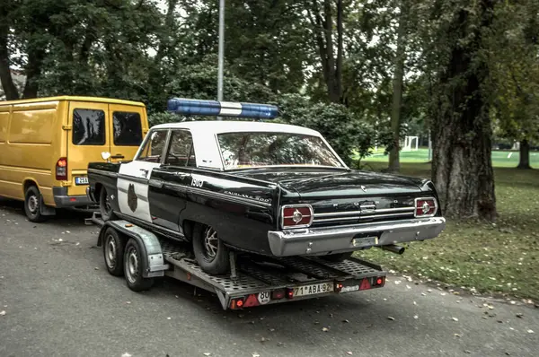 Eski şehrin caddesinde eski bir araba. Antika arabalar..