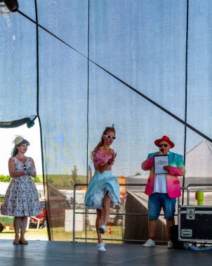 En iyi arkadaşlar dans ediyor ve festivalde eğleniyorlar. yaz tatili