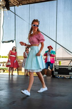 Dansta dans eden genç kız.