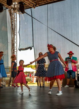 Sahnede dans elbisesi giyen kız.