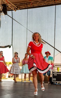 Kırmızı beyaz şapkalı, elbiseli kız.