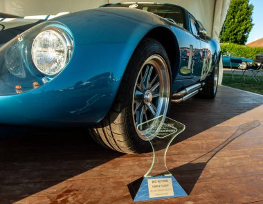 Şehirde antika bir araba.