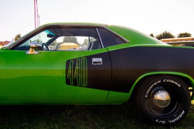 Siyah beyaz eski yeşil araba